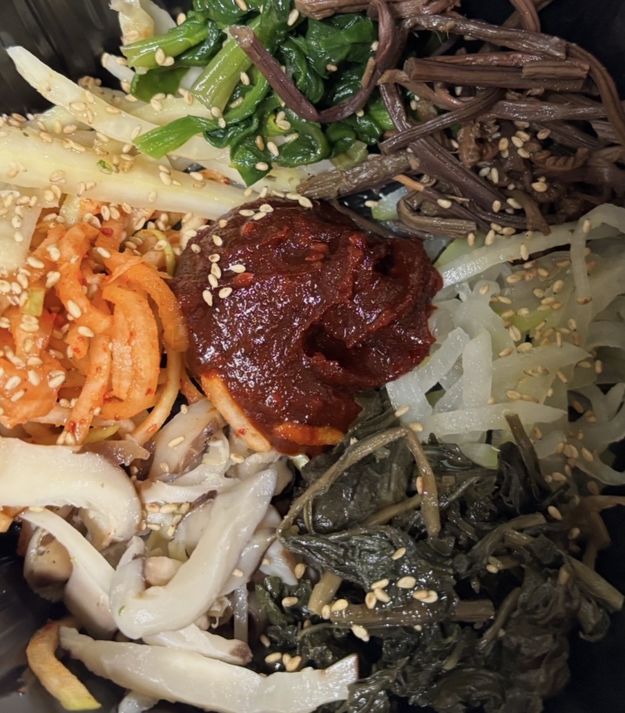 나물과 버섯, 고추장이 담긴 세자매가든 산채비빔밥